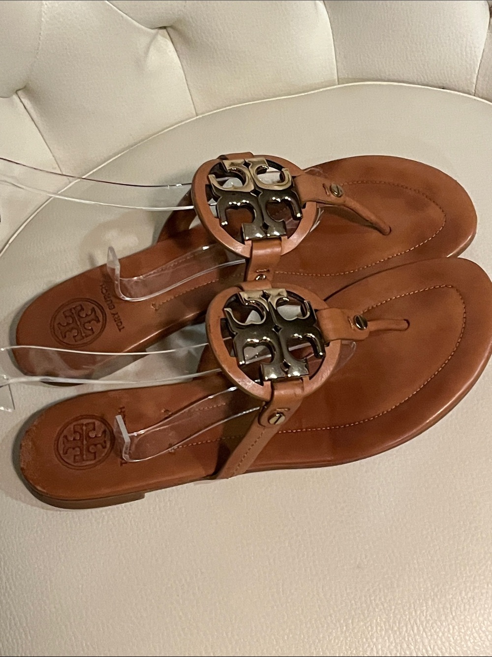 Tory Burch Tan Leather Gold Logo Thong Sandals Beautiful Eye Catching Luxury - Picture 2 of 15